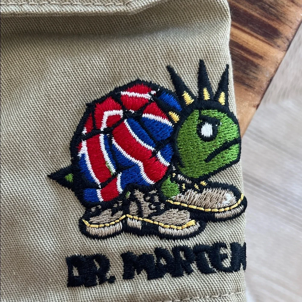 Vintage Dr. Martens Khaki Cargo Shorts with Embroidered Patch - Picture 4 of 7